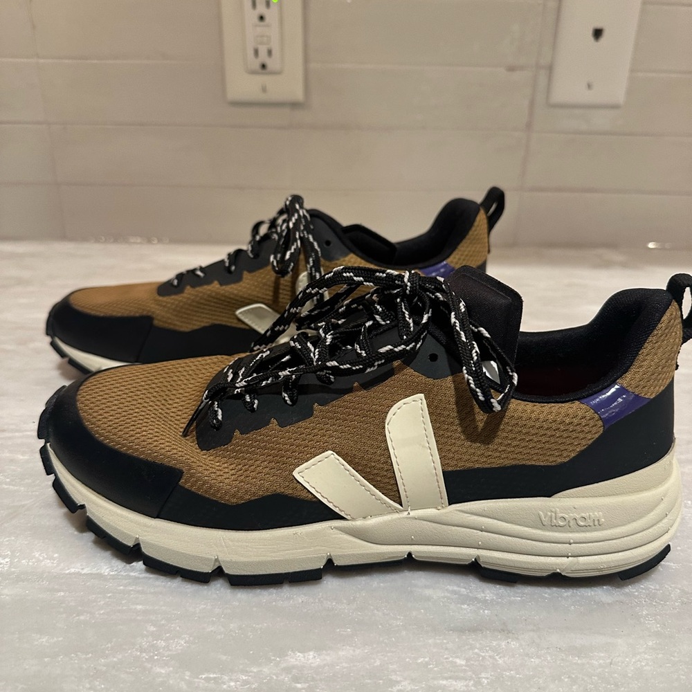 Veja Men's Black and Tan Sneakers